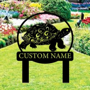 Op de afbeelding: Zwart metalen tuinschild met een decoratief schildpad silhouet en de tekst "CUSTOM NAME".