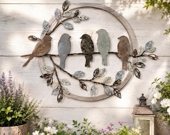 Letrero metálico con diseño de pájaro en una rama, arte mural redondo con motivos de naturaleza y hojas, ideal para decorar el jardín o el porche.