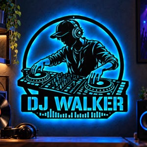 Puede incluir: Un letrero de pared circular que presenta la silueta de un DJ con auriculares operando una consola de mezclas. El diseño está iluminado por una luz LED azul brillante e incluye el texto DJ WALKER con un gráfico de onda sonora en la parte inferior.