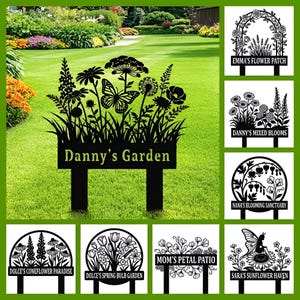 Puede incluir: Un estaca de jardín de metal negro con una silueta de flores silvestres, hierbas y una mariposa, con el texto Danny's Garden. El diseño incluye dos puntas para insertar en el suelo, mostrando varios motivos florales y placas personalizadas.