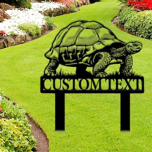 Op de afbeelding: Zwarte metalen tuinpaal met een silhouet van een lopende schildpad met de tekst "CUSTOMTEXT" op een rechthoekig bord.