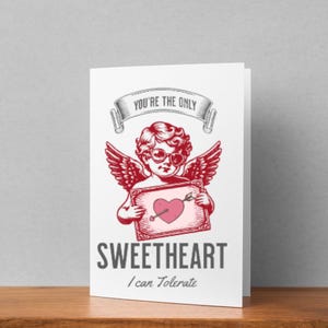 Cartão engraçado de dia dos namorados ou aniversário, cartão de amor peculiar, cartão de amor bem-humorado, design fofo de cupido, cartão de presente sarcástico de dia dos namorados