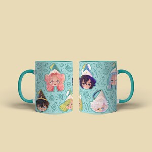 Può includere: Due tazze in ceramica con manici turchesi e sfondo verde acqua chiaro. Le tazze presentano volti di cartoni animati con vari colori di capelli e cappelli. Le tazze sono decorate con piccole illustrazioni di stelle, cuori e altri oggetti.