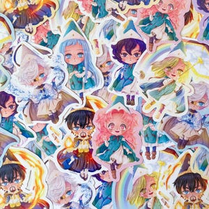 Può includere: Una collezione di adesivi colorati con personaggi dei cartoni animati che indossano cappelli a punta e tengono in mano vari oggetti. I personaggi sono disegnati in uno stile fantasioso con colori vivaci e dettagli intricati. Gli adesivi sono perfetti per aggiungere un tocco di personalità a laptop, borracce o diari.