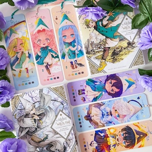 Puede incluir: Una colección de marcapáginas con ilustraciones de la serie de manga "Atelier of Witch Hat". Los marcapáginas están impresos en cartulina y presentan ilustraciones coloridas de personajes de la serie. Los marcapáginas son de diferentes tamaños y formas, y algunos tienen texto. El texto en los marcapáginas incluye el título de la serie, el nombre del autor y el número del volumen.