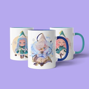 Può includere: Tre tazze in ceramica bianca con bordi e manici blu. Ogni tazza presenta un personaggio dei cartoni animati diverso che indossa un cappello e tiene una bacchetta. I personaggi sono una ragazza dai capelli blu, un ragazzo dai capelli bianchi e una ragazza dai capelli rosa.