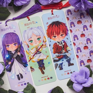 Puede incluir: Cuatro marcapáginas coloridos de estilo anime con borlas. Cada marcapáginas presenta una ilustración de personaje diferente, incluyendo una chica de pelo morado, un elfo de pelo blanco y un chico de pelo rojo. Los marcapáginas están decorados con texto japonés y detalles florales.