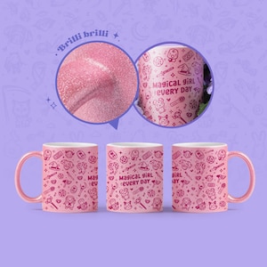 Puede incluir: Tres tazas de cerámica rosa con acabado brillante. Cada taza presenta un patrón repetido de ilustraciones temáticas mágicas y el texto "MAGICAL GIRL EVERY DAY". Las tazas tienen asas rosas e interior blanco.