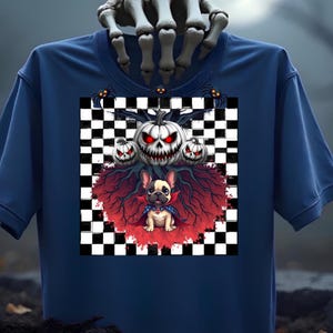 Camiseta de Halloween con un bulldog francés diablo con calabazas espeluznantes, arañas, árbol al revés y fondo de tablero de ajedrez.