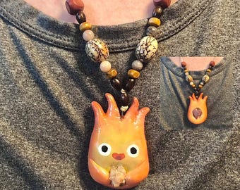 Collar colgante brillante de Calcifer de Studio Ghibli: ¡con el corazón oculto de Howl y cristal crudo!