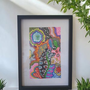 Puede incluir: Una impresión de arte abstracto enmarcada con un diseño psicodélico colorido. La impresión presenta una variedad de formas, líneas y patrones en tonos de rosa, verde, azul, amarillo, naranja y negro.