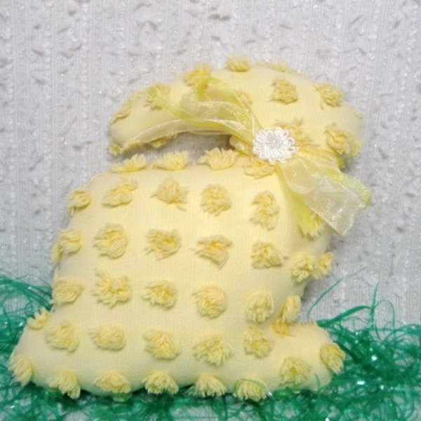 15% COUPON SALE Fluffy Buttermint Popcorn Vintage Chenille Easter Bunny ... primitive like the old chocolate molds....