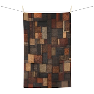 Puede incluir: Una toalla rectangular con un patrón geométrico de bloques entrelazados en varios tonos de marrón, beige, gris carbón y negro. El diseño imita un mosaico de vetas de madera texturizada con rectángulos verticales y horizontales de diferentes tamaños.