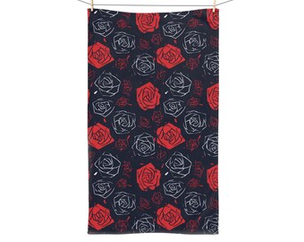 Toalla de mano azul oscuro con rosas rojas