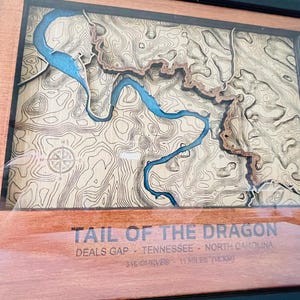 Carte en bois 3D encadrée Queue du dragon 8 X 10