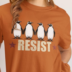 ペンギンレジストグラフィックTシャツ、かわいい動物抗議シャツ、面白い政治Tシャツ、ヴィンテージスタイルのペンギンプリント、クールなレトロなレジストシャツ