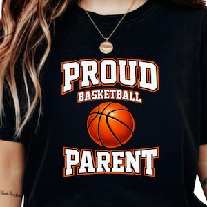 Puede incluir: Un juego de tres tazas de cerámica con un acabado moteado y mate. Las tazas son de color crema, gris claro y gris oscuro. Cada taza tiene un diseño simple y minimalista y un asa redondeada.