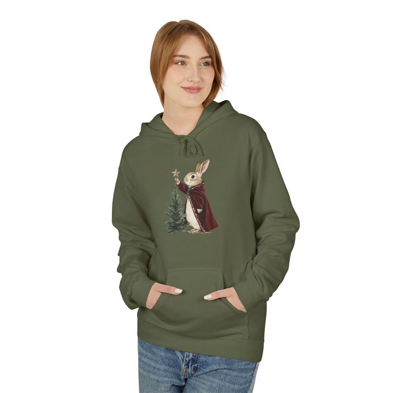 Sudadera navideña de Baby Yoda, sudadera polar unisex para las fiestas, regalo festivo para fans de Star Wars, ropa de invierno acogedora, para amantes de The Mandalorian. imagen 5