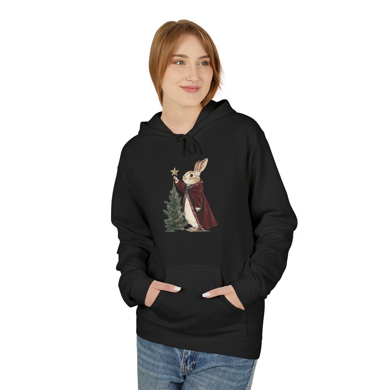 Sudadera navideña de Baby Yoda, sudadera polar unisex para las fiestas, regalo festivo para fans de Star Wars, ropa de invierno acogedora, para amantes de The Mandalorian. imagen 3