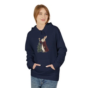 Sudadera navideña de Baby Yoda, sudadera polar unisex para las fiestas, regalo festivo para fans de Star Wars, ropa de invierno acogedora, para amantes de The Mandalorian. imagen 1