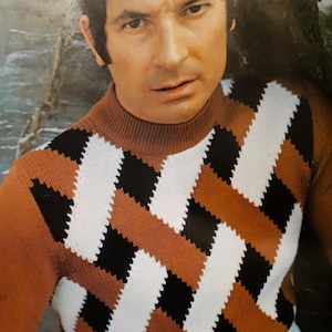 Könnte beinhalten: Ein Rollkragenpullover im Vintage-Stil in Braun-, Schwarz- und Weißtönen. Der Pullover hat ein geometrisches Muster aus diagonalen Streifen. Das Model trägt den Pullover, ein klassisches Retro-Design.