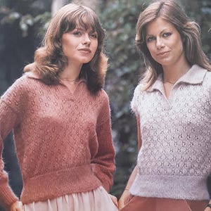 Puede incluir: Dos mujeres con suéteres de punto con un patrón de encaje. El suéter de la izquierda es rosa y el suéter de la derecha es blanco.