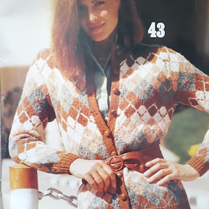 Stickmönster för figurnära Argyle-kofta för kvinnor i PDF-format