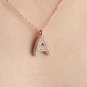 Collar personalizado con letra pequeña y globo dorado, joyería personalizada con pavé de burbujas, regalo de Navidad para mamá y ella.
