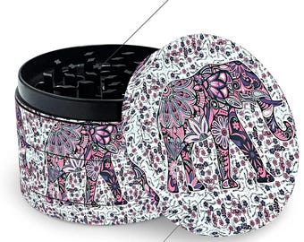 Roze Olifant Totem Kruidenmolen 50 mm (2") | 4-laags Premium Metalen Kruidenmolen | Uniek Olifant Design Cadeau voor Kruidenliefhebbers