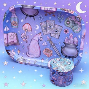 Può includere: Un vassoio decorativo e un contenitore rotondo abbinato con un tema celeste e mistico. Il vassoio presenta illustrazioni di un gatto, carte dei tarocchi, cristalli e un calderone su sfondo blu. Il contenitore ha un design simile, con un motivo ripetuto degli stessi elementi.