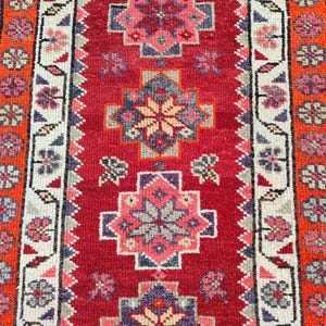 Rare 3x11 herki rug, Red rug runner 3x11 vintage, Persian 3x11 heriz rug runner, Turkish 3x11 oushak runner, Vibrant runner rug 11 feet
