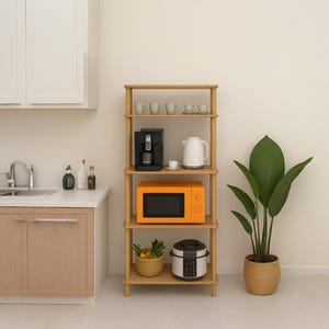 Puede incluir: Estantería de cocina de madera con varios electrodomésticos y utensilios. Cuenta con una cafetera negra, un microondas naranja, un hervidor eléctrico blanco y una arrocera. También hay varias tazas blancas y una pequeña cesta de productos.
