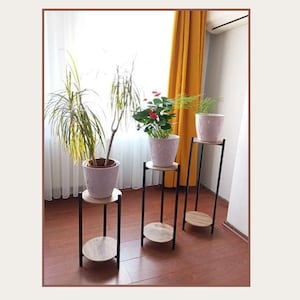 Set mit 3 runden schwarzen Metallblumentöpfen - moderne Blumentöpfe aus Holz