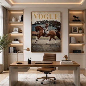 以下が含まれることがあります： 馬と騎手が描かれた、額入りのVogue誌の表紙が特徴的なオフィス空間。木製の机、革張りの椅子、本や装飾品が置かれた作り付けの棚があります。ゴールドのデスクランプと鉢植えの植物も配置されています。