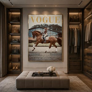 以下が含まれることがあります： 茶色の馬に乗る女性が写った、額入りのVogue誌の表紙。雑誌の表紙は、デザイナーのハンドバッグ、衣類、房付きのオットマンを備えたウォークインクローゼットに展示されています。
