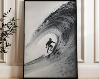 Schwarzweiße Surfkunst – Surfer reitet eine Riesenwelle Fotografie Druck