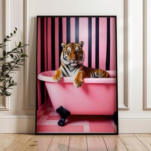 Tigre dans la baignoire, décoration de salle de bain amusante, décoration de dopamine, art mural de salle de bain, décoration tropicale rose, art mural animal, art mural maximaliste