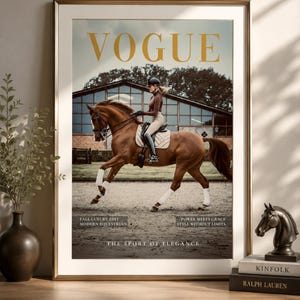 以下が含まれることがあります： 茶色の馬に乗ったライダーが写っている、額入りのVogue誌の表紙。雑誌のタイトルは金色の文字です。画像にはテキストが含まれています: "Fall Luxury Edit, Modern Equestrian, Power Meets Grace, Style Without Limits, The Sport of Elegance."