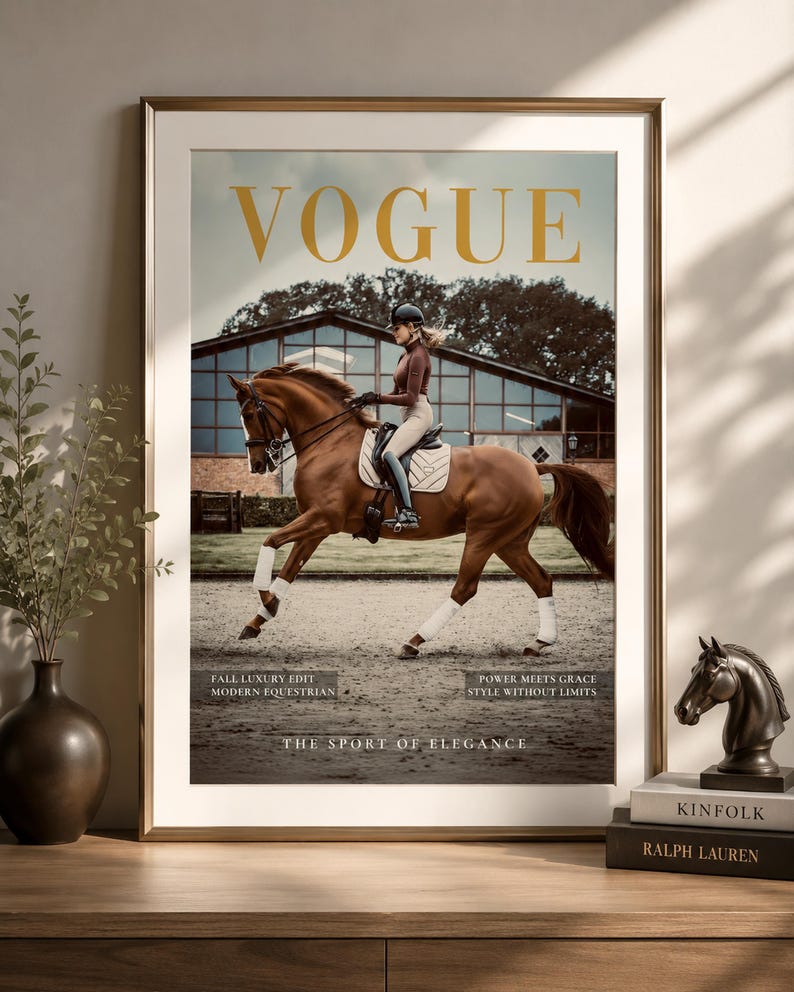 以下が含まれることがあります： 茶色の馬に乗ったライダーが写っている、額入りのVogue誌の表紙。雑誌のタイトルは金色の文字です。画像にはテキストが含まれています: "Fall Luxury Edit, Modern Equestrian, Power Meets Grace, Style Without Limits, The Sport of Elegance."