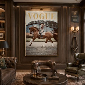 以下が含まれることがあります： ダークウッドのパネルと、馬とライダーが描かれた大きな額入りのVogue誌の表紙がある豪華なリビングルーム。革張りの家具、コーヒーテーブル、乗馬をテーマにした装飾が施されています。