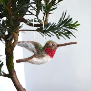 Pan Ruby Throated Hummingbird, latająca ozdoba lub stojąca rzeźba, filcowany igłowo ptak z włókna