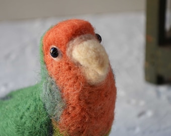 M. Peach fait face à un inséparable, sculpture en fibre d'art d'oiseau feutré à l'aiguille