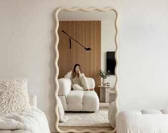 Espejo de cuerpo entero con bordes festoneados, espejo de pie con marco delgado y ondulado, decoración minimalista y acogedora para la habitación.