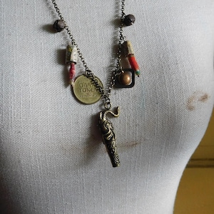 Alma und Die Weltreisende Zirkuskette. Vintage Elefantenpfeife, handgemachte Papierperlen, Vintage Spieltoken & Schmuckstücke Halskette