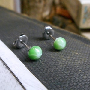 De Starlight-oorbellen. Meloengroene glazen starburst-koepel cabochon en titanium stiftoorbellen. Ondoorzichtige studs #FestiveEtsyFinds