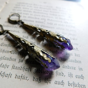 Van paarse luchten | Amethist oorbellen. Antieke messing en ruwe amethist. Rustieke, natuurlijke oorbellen. #FestiveEtsyFinds