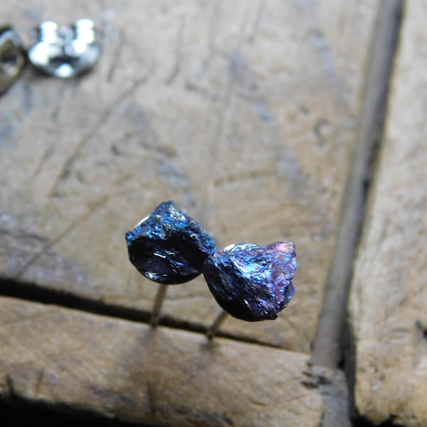 Centelleo. Especímenes de mineral de pavo real azul cobalto y aretes de poste de acero inoxidable #FestiveEtsyFinds