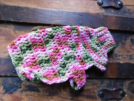 迷彩柄の犬用セーター。かわいい手作りかぎ針編みの秋用迷彩柄セーター