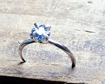 Violette. Echter .69ct Tanzanite Princess Cut Solitärring, Verlobungsring, 4 Krappen Ring in Sterling Silber Größe 7,25