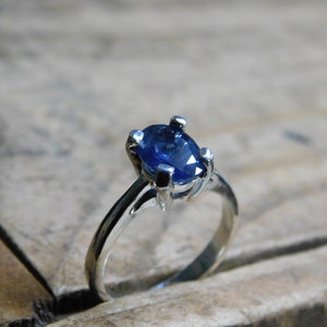 Neela. Genuine 1.5 CT Cornflower Blue Sapphire Oval Solitaire Engagement, Promise ring, Sterling silver, 4 prong, Cathedral setting Sz  5.75